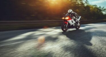 Assurance moto : que veut dire débrider une moto