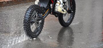 Rouler sous la pluie à moto : combinaison pluie moto et équipements…