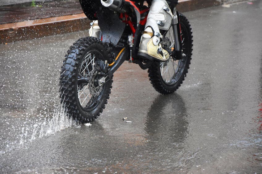 Rouler sous la pluie à moto : combinaison pluie moto et équipements…