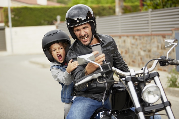 Transporter un enfant à moto, la législation et les bonnes pratiques