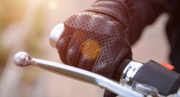 NetVox Assurances : Comment choisir des gants de moto d’hiver ?
